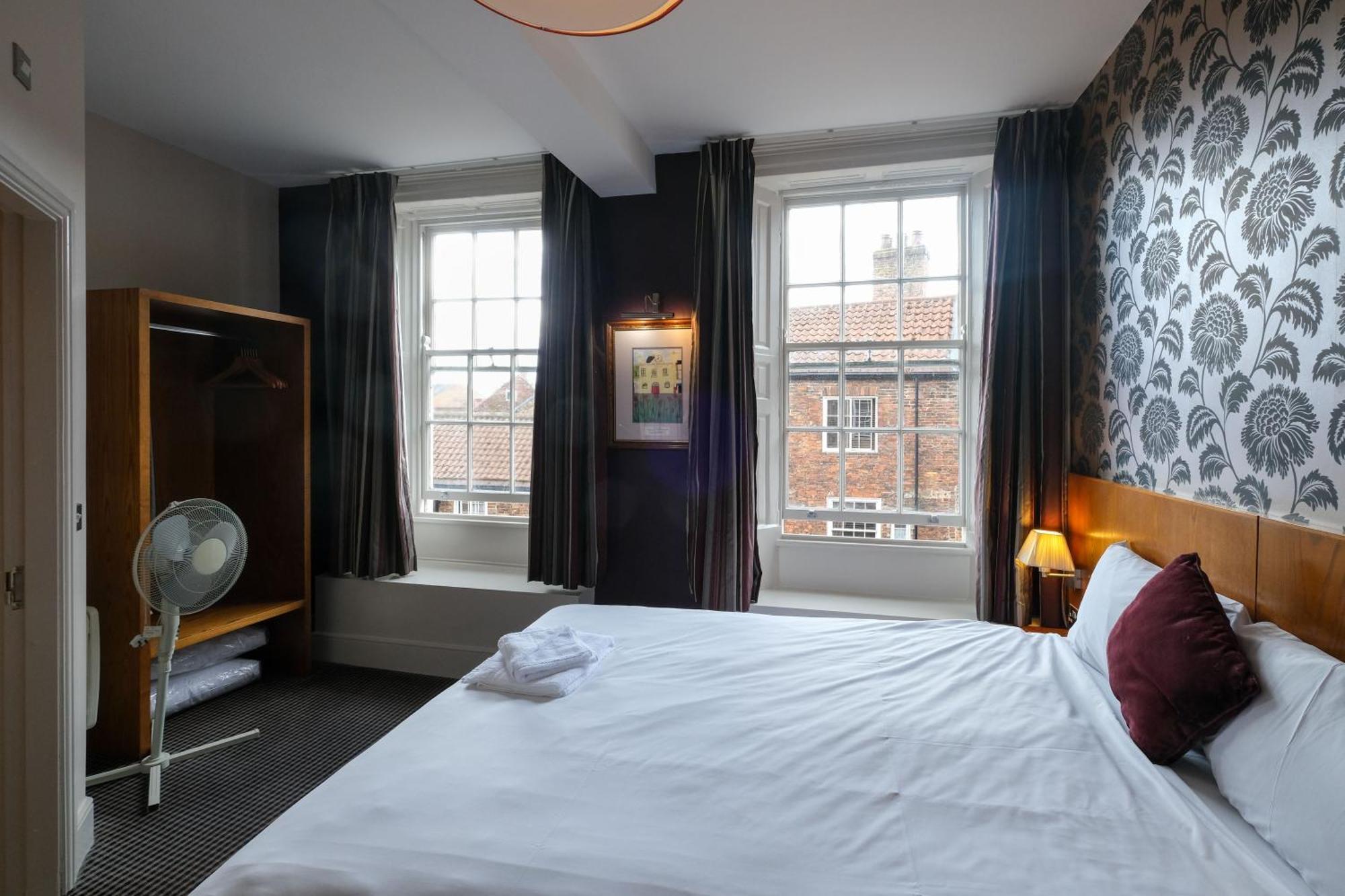 The Unicorn Hotel Wetherspoon ริปอน ภายนอก รูปภาพ