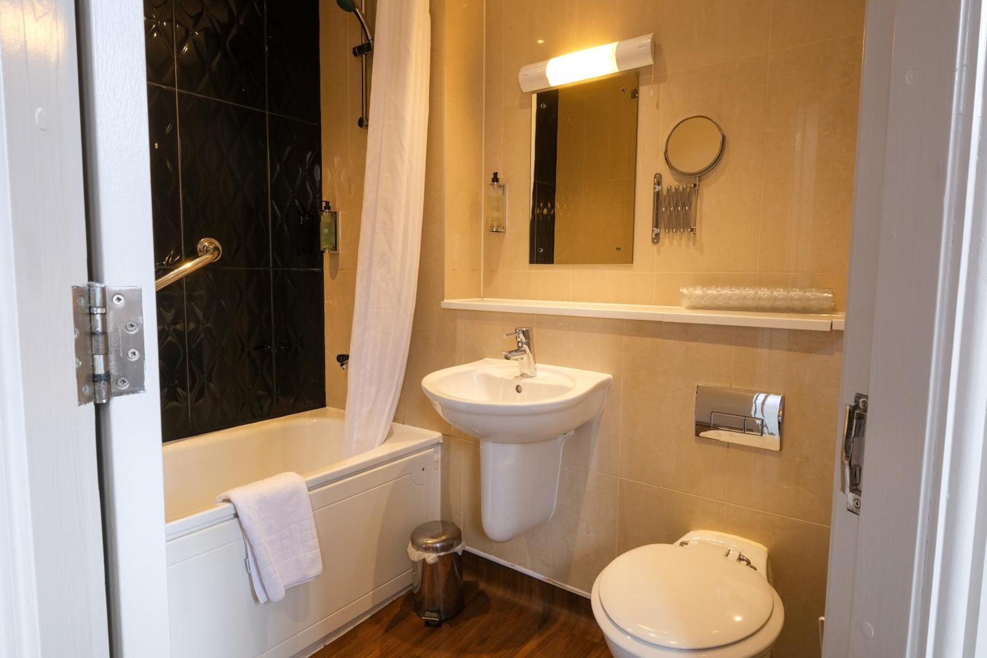 The Unicorn Hotel Wetherspoon ริปอน ภายนอก รูปภาพ